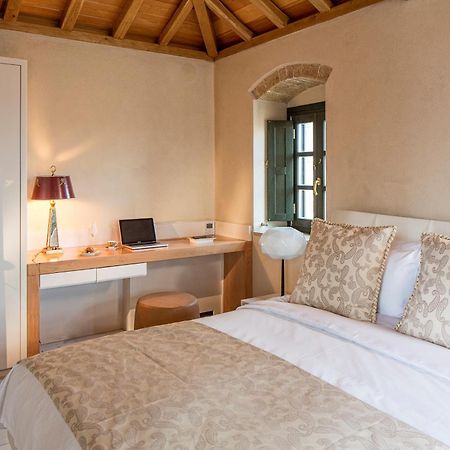 מונמבאסיה Moni Emvasis Luxury Suites מראה חיצוני תמונה