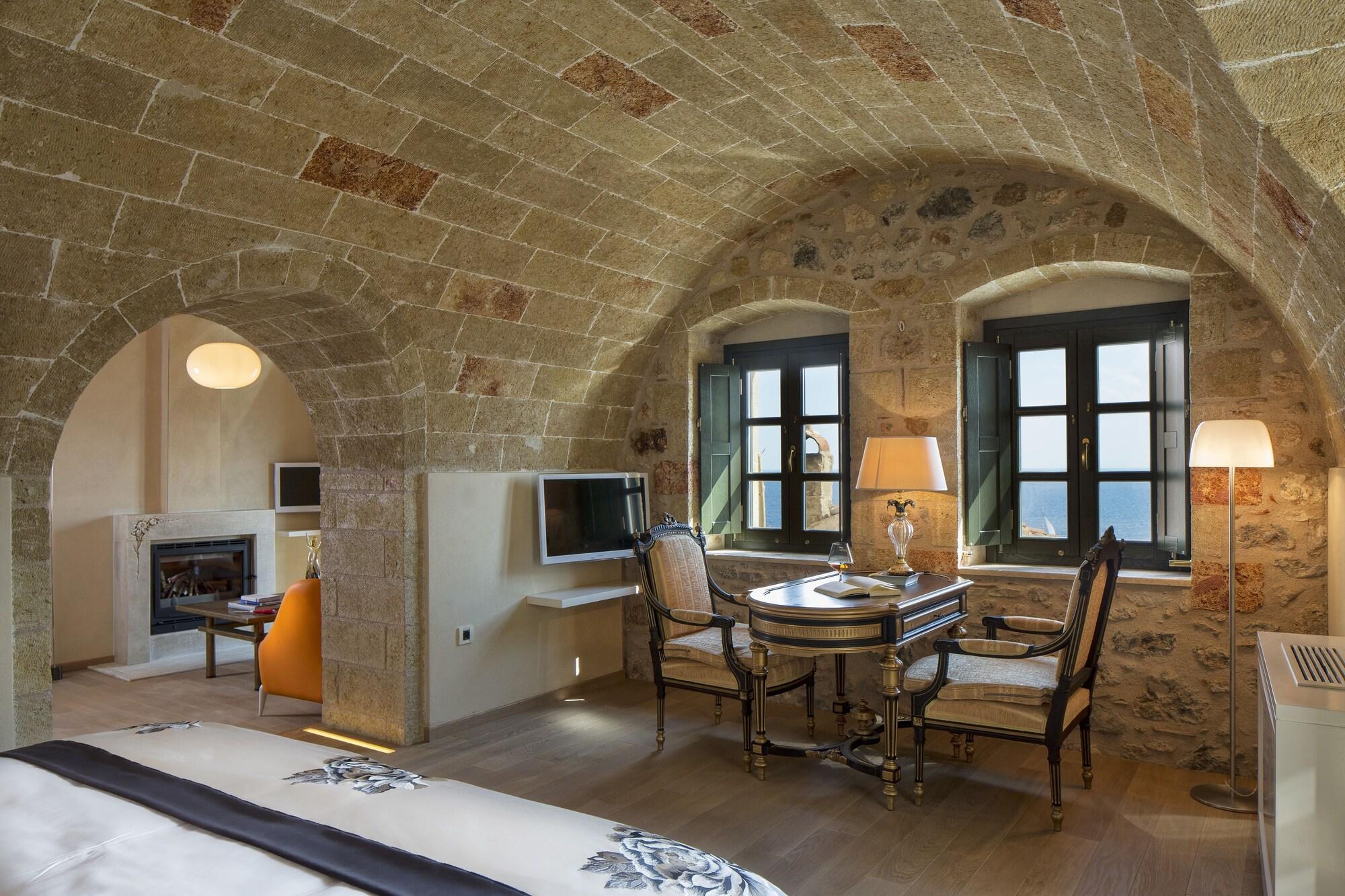 מונמבאסיה Moni Emvasis Luxury Suites מראה חיצוני תמונה