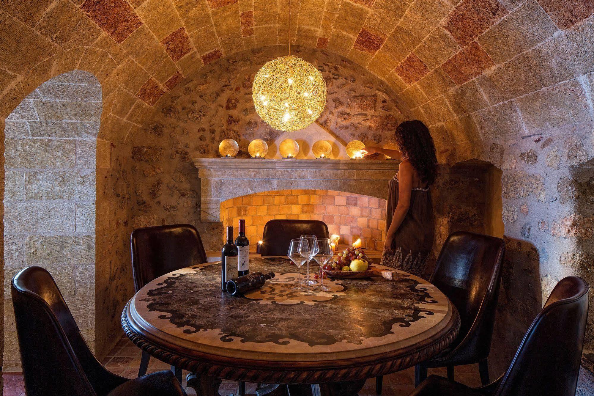 מונמבאסיה Moni Emvasis Luxury Suites מראה חיצוני תמונה