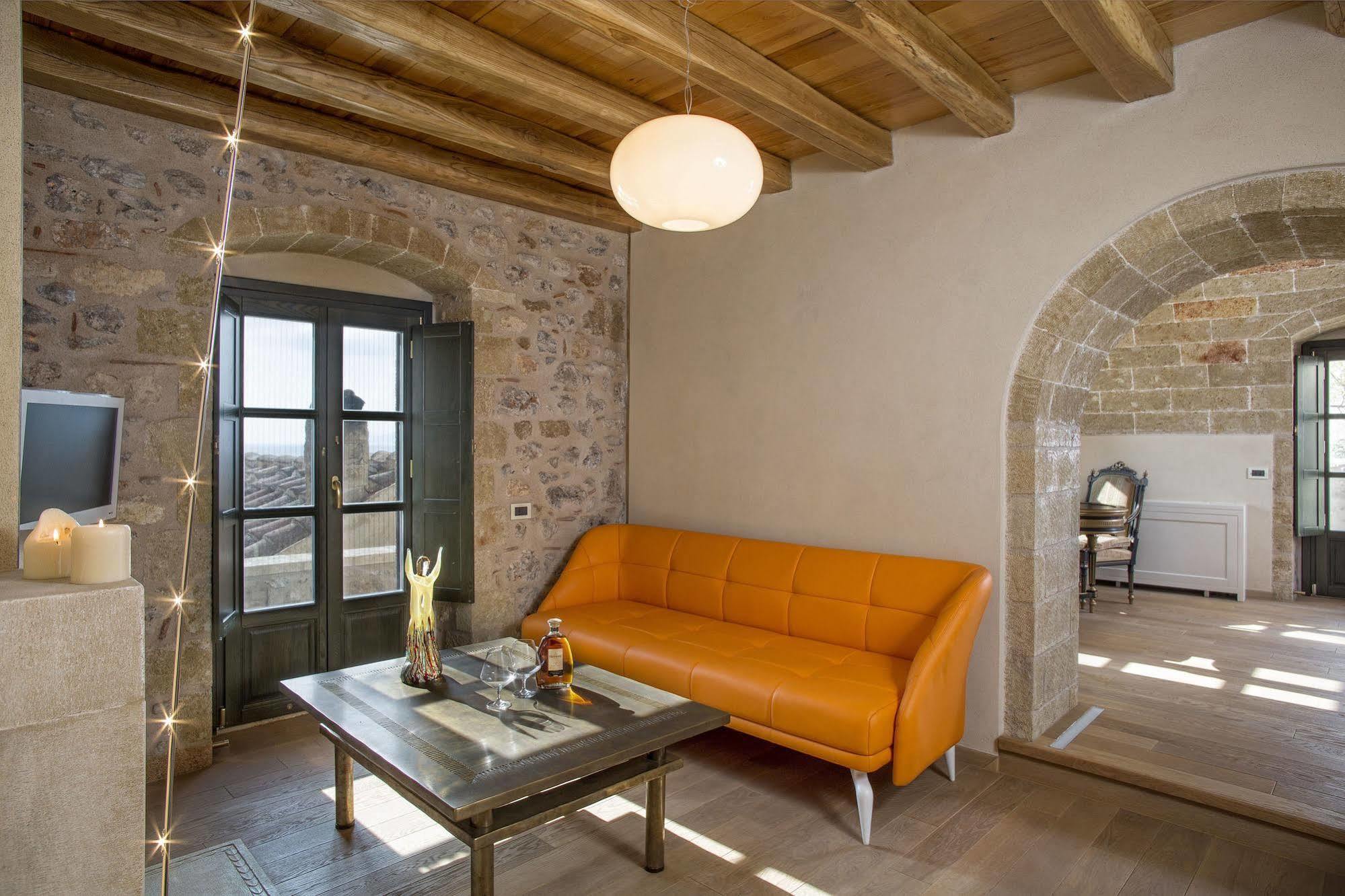 מונמבאסיה Moni Emvasis Luxury Suites מראה חיצוני תמונה